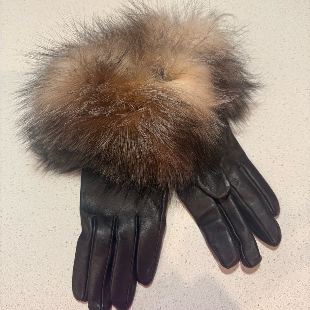 Elegant Black Leather Gloves with Fur Trim